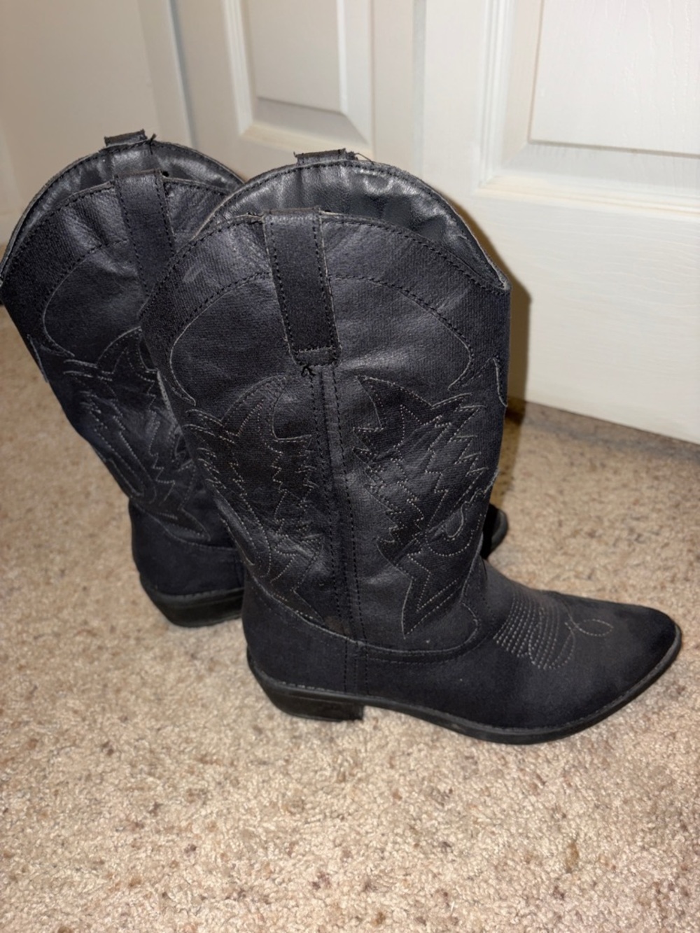Women's Black Western Heeled Boots with Embroidered Detail